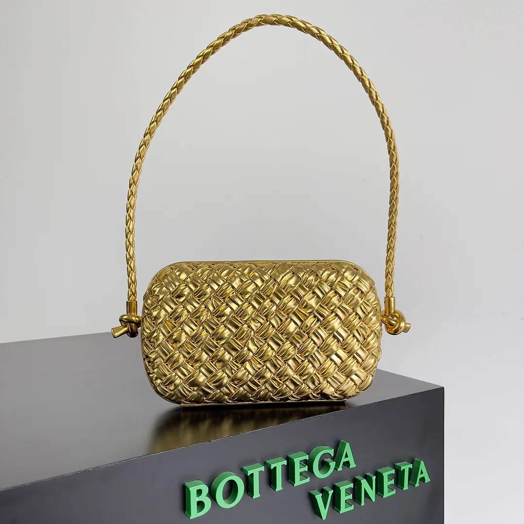 Batch 2100 𝘽𝙤𝙩𝙩𝙚𝙜𝙖 𝙫𝙚𝙣𝙚𝙩𝙖 (Higher version) Original leather ➕ Stainless steel hardware ➕ 24k real gold plating ➕ Fully handmade Jordanian Queen Rania and Princess Iman Knot clutch bag attended the event Real old money A must-have style❤️ The Knot classic is reproduced😌A small belt has been added to carry it on the shoulder🉑A must-have bag for important occasions, making your outfit more attractive✨ It is shipped with a full set of packaging from the factory, welcome to compare Style number: 717623 Size: 20.5*6*12.5